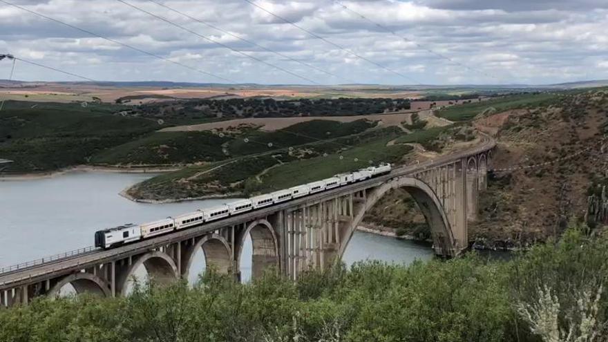 El tren accidentado en Zamora es remolcado hacia Galicia por el puente los Cabriles o viaducto de Martín Gil