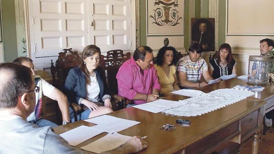 Luis Segovia, en el centro, dirige uno de los plenos del Ayuntamiento del municipio.