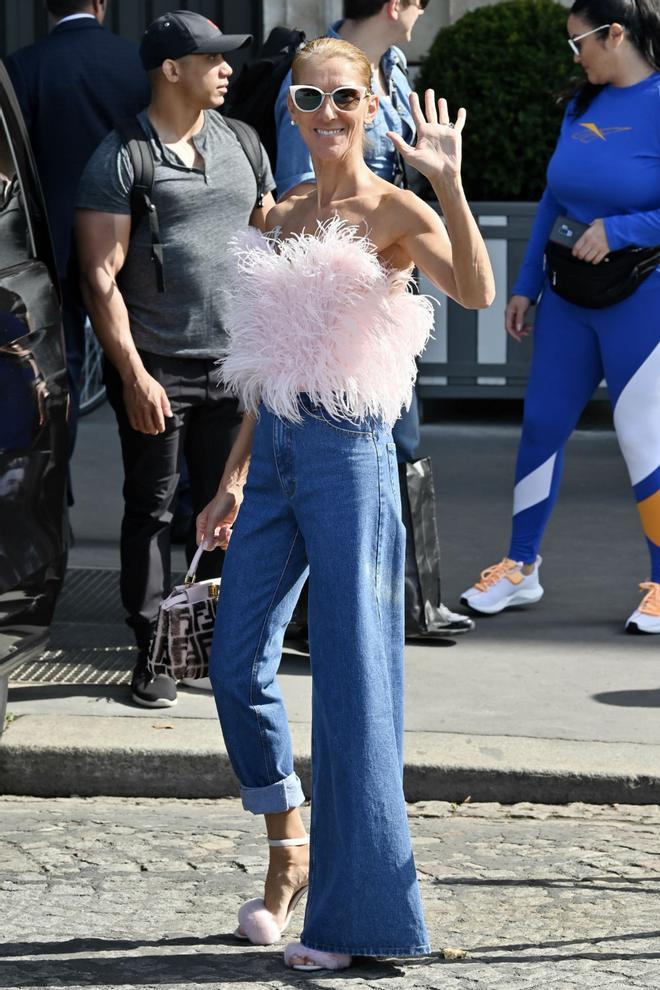 Celine Dion con top rosa, jeans y sandalias de tacón