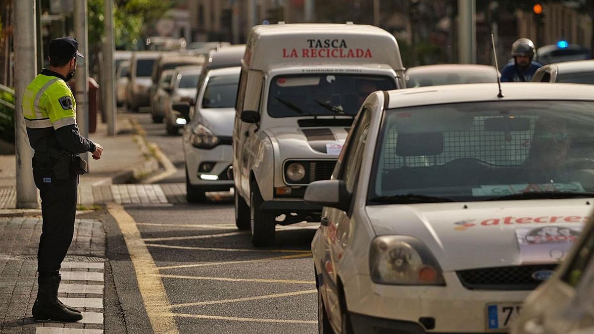 Vehículos ayer en la protesta de los hosteleros por las calles de Santa Cruz de Tenerife ante la mitada de un policía local. | | ANDRES GUTIÉRREZ