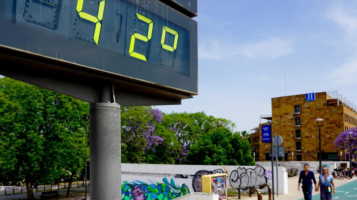 Un termómetro urbano en el Puente del Cachorro marca 42 grados durante el primer día de altas temperaturas en Sevilla