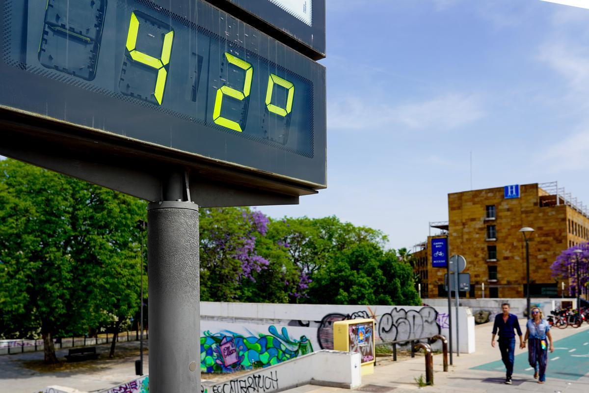 Un termómetro urbano en el Puente del Cachorro marca 42 grados durante el primer día de altas temperaturas en Sevilla