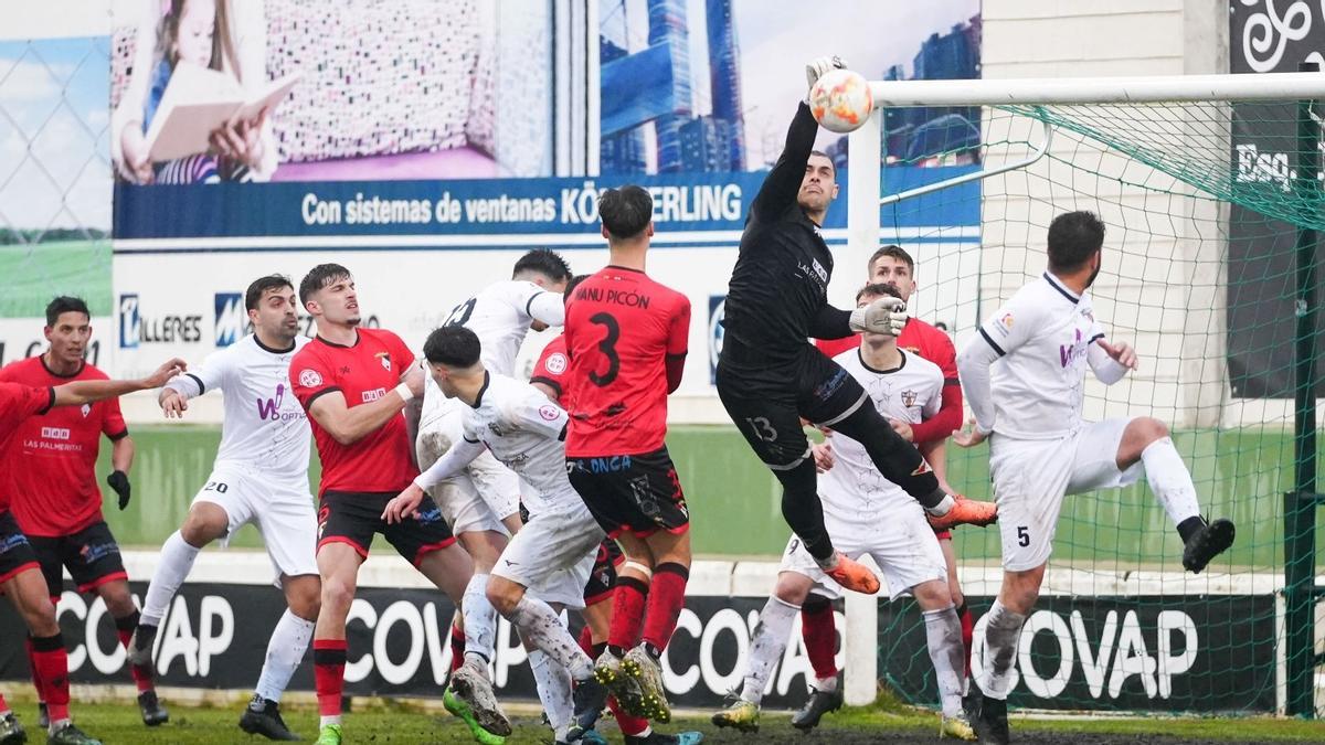 Jugada en el área en el partido entre el Pozoblanco y el Ayamonte.