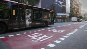El carril bus de Balmes es pinta de vermell per marcar la seva prioritat