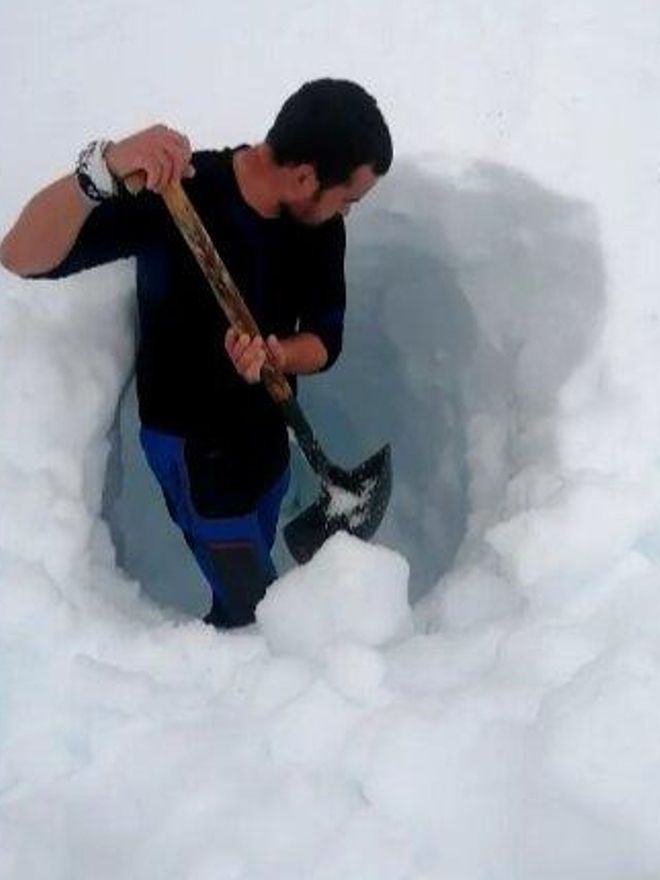 Carlos López, cavando para localizar la puerta de la cueva Maín.