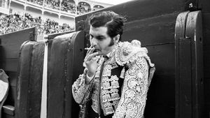 Morante, exhausto tras su gran faena, se fuma un pitillo en la barrera de la plaza de toros de Las Ventas