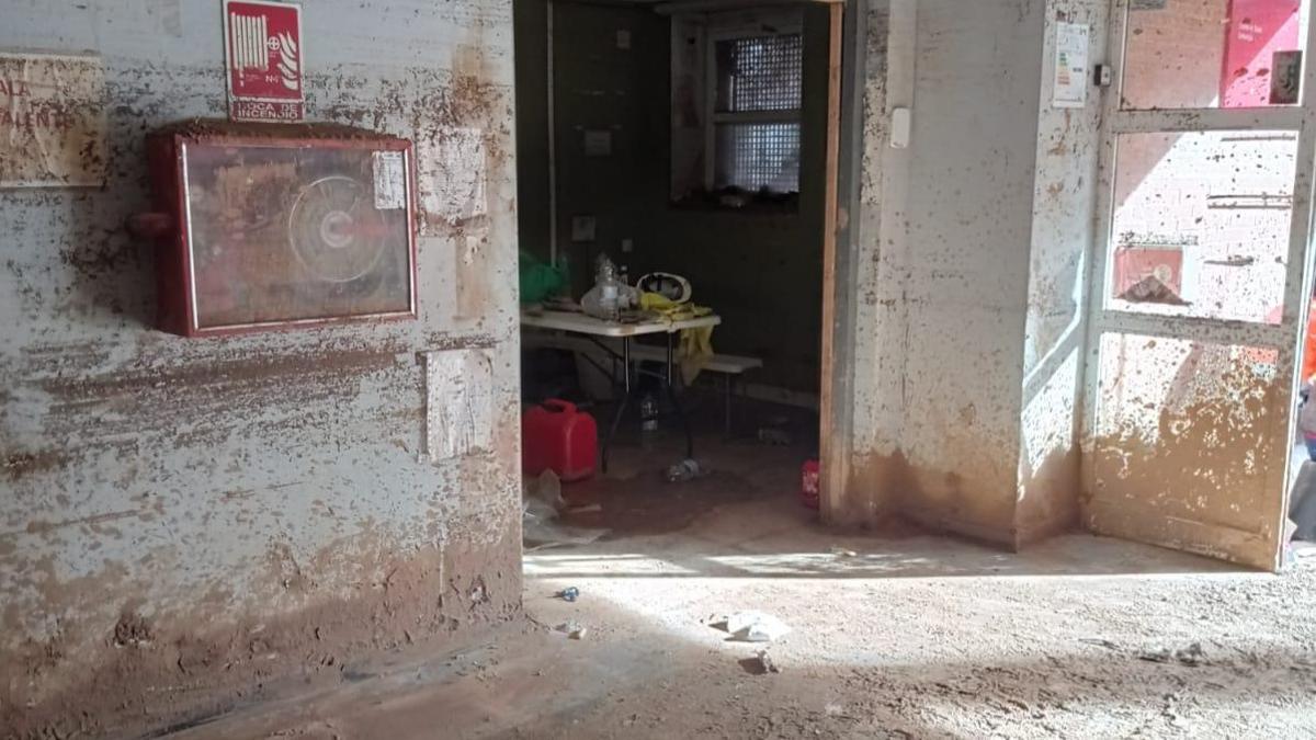 Estado de la planta baja del centro de salud de Catarroja con barro en suelo y paredes.