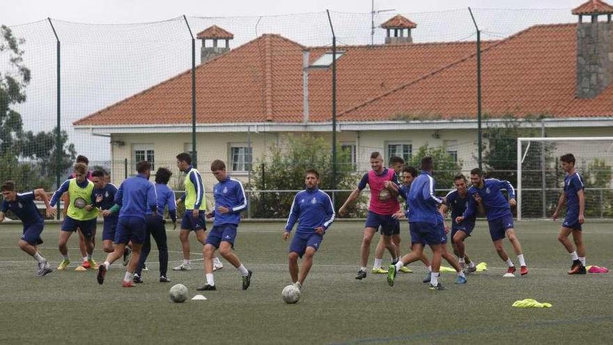 Los jugadores del Avilés se ejercitan antes del partidillo de ayer en Miranda.