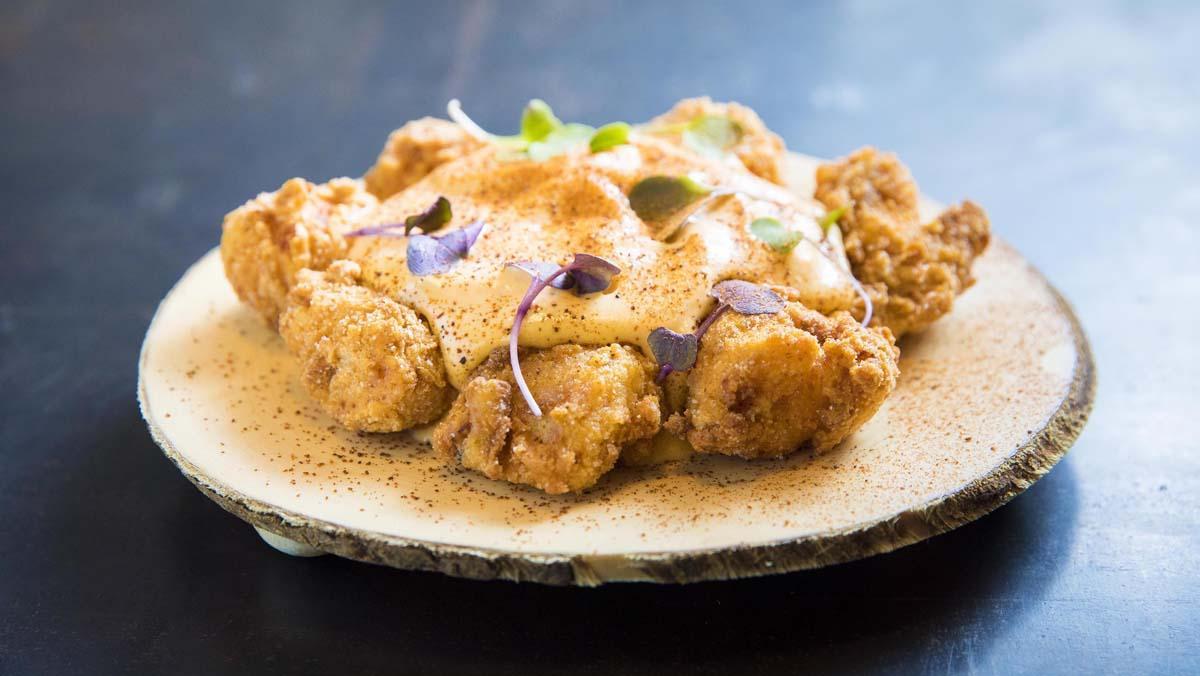 Cómo preprara cazón en adobo con mayonesa espumosa.