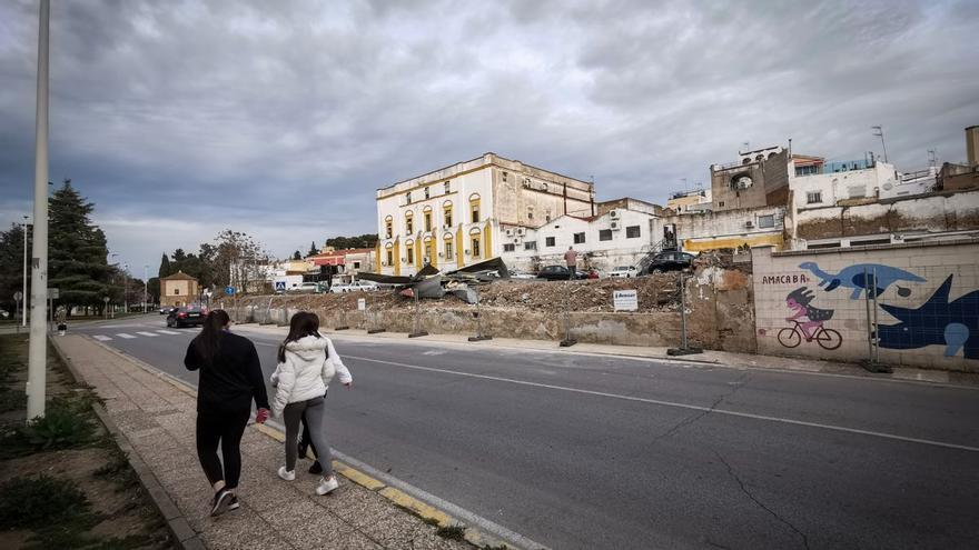Comienza la demolición del muro del palacio de Godoy de Badajoz