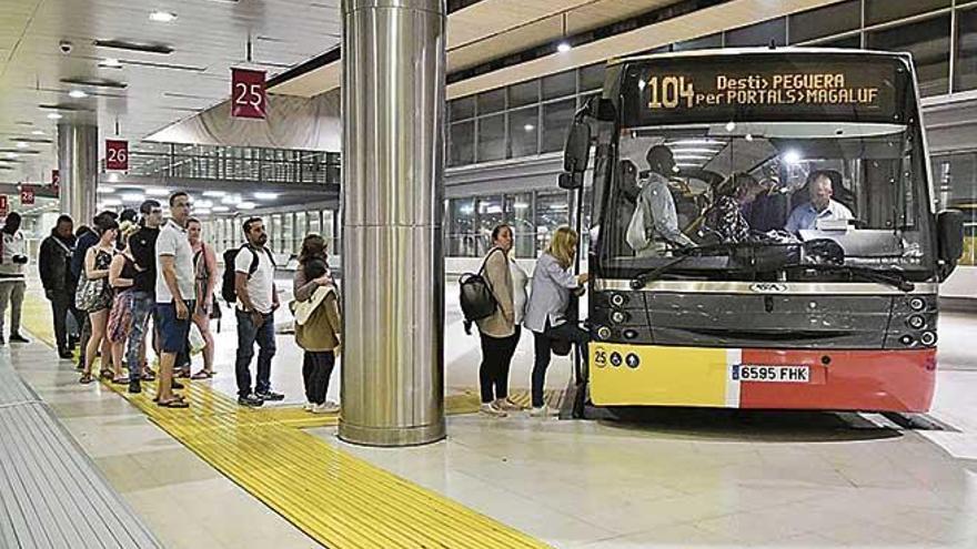 Un autobÃºs interurbano en la EstaciÃ³n Intermodal de Palma.