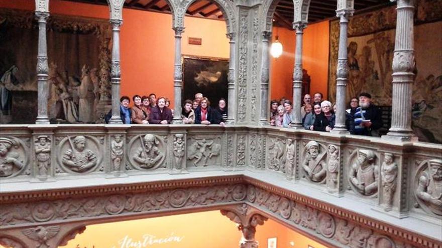Los adultos realizan una visita al Patio de la Infanta en Zaragoza