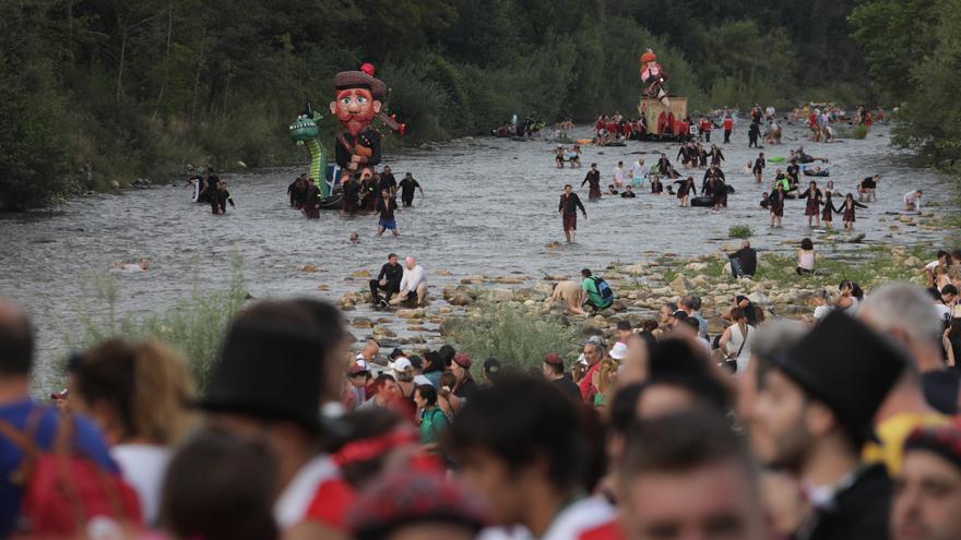 &quot;El Bajo&quot; se hace con el triunfo en un Descenso Folklórico del Nalón con más de 6.000 participantes