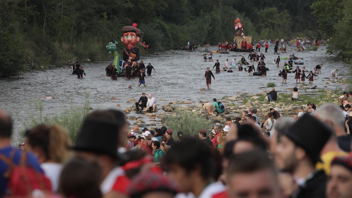 EN IMÁGENES: Cuarenta barcos y 6.000 "marineros" en un Descenso Folklórico del Nalón con mucho ritmo