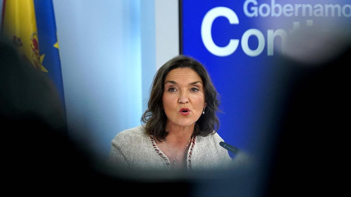 La ministra de Industria, Comercio y Turismo, Reyes Maroto en la rueda de prensa posterior a la reunión al Consejo de Ministros .