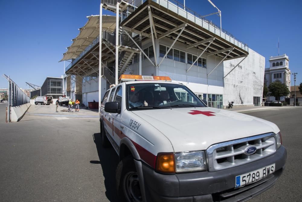 Acondicionamiento de la base del Alinghi por parte de Cruz Roja para acoger a los refugiados que llegaran el sabado en el barco Aquarius