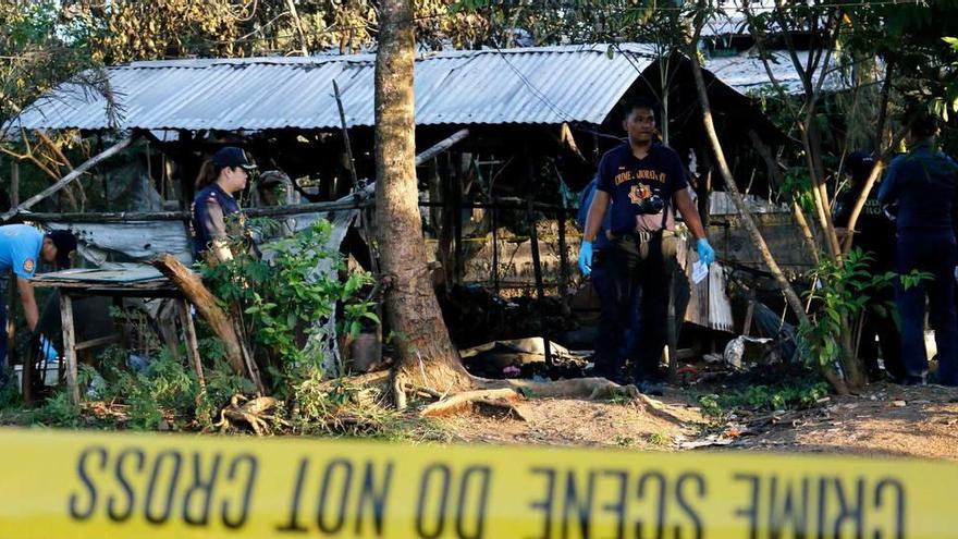 Los agentes inspeccionan el lugar de la explosión.