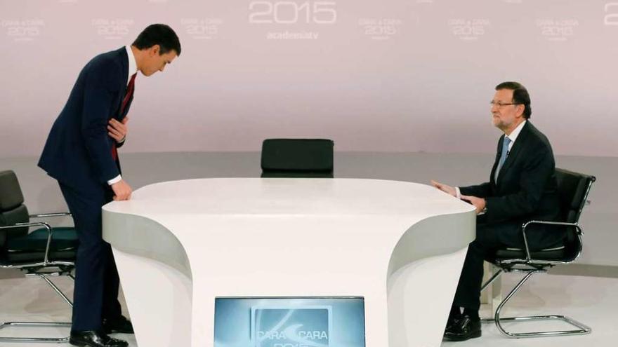 Pedro Sánchez y Mariano Rajoy se sientan a la mesa en la que se produjo el cara a cara de ayer. // Juanjo Martín