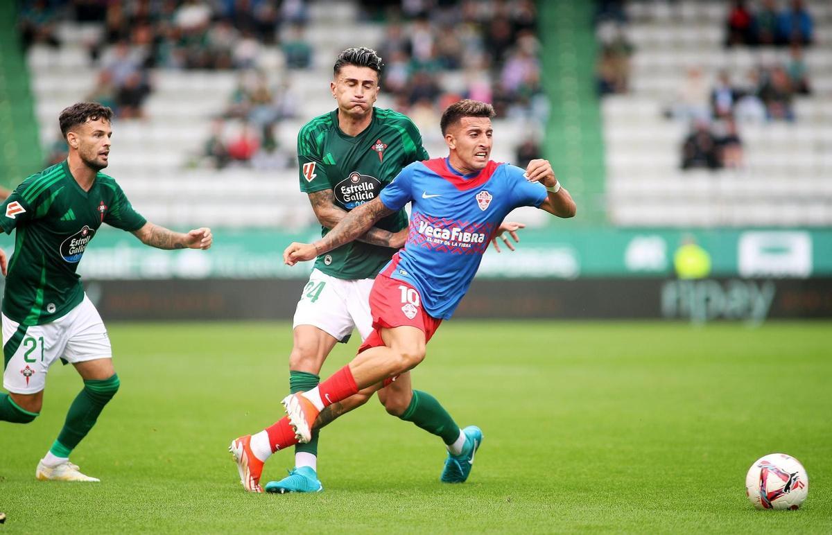 Luis Perea agarra a Nico Fernández Mercau durante el partido de ida.