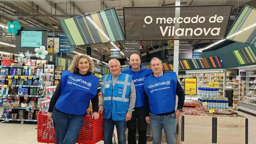 Voluntarios en un supermercado de Vilanova. | FdV