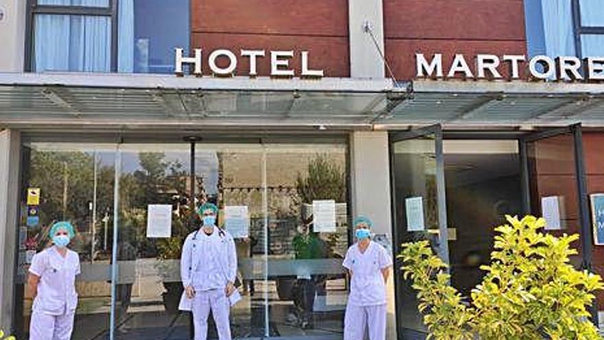 Personal sanitari a les portes de l&#039;hotel Ciutat