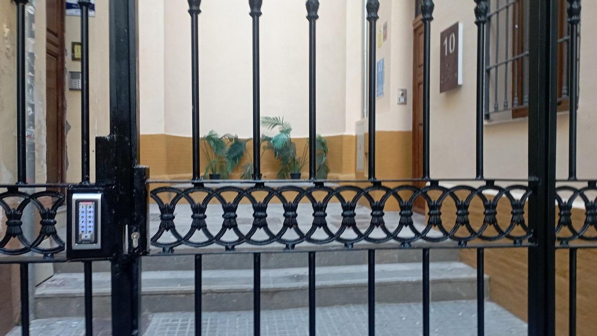 Detalle de la verja, con la apertura numérica en el Pasaje de Clemens.