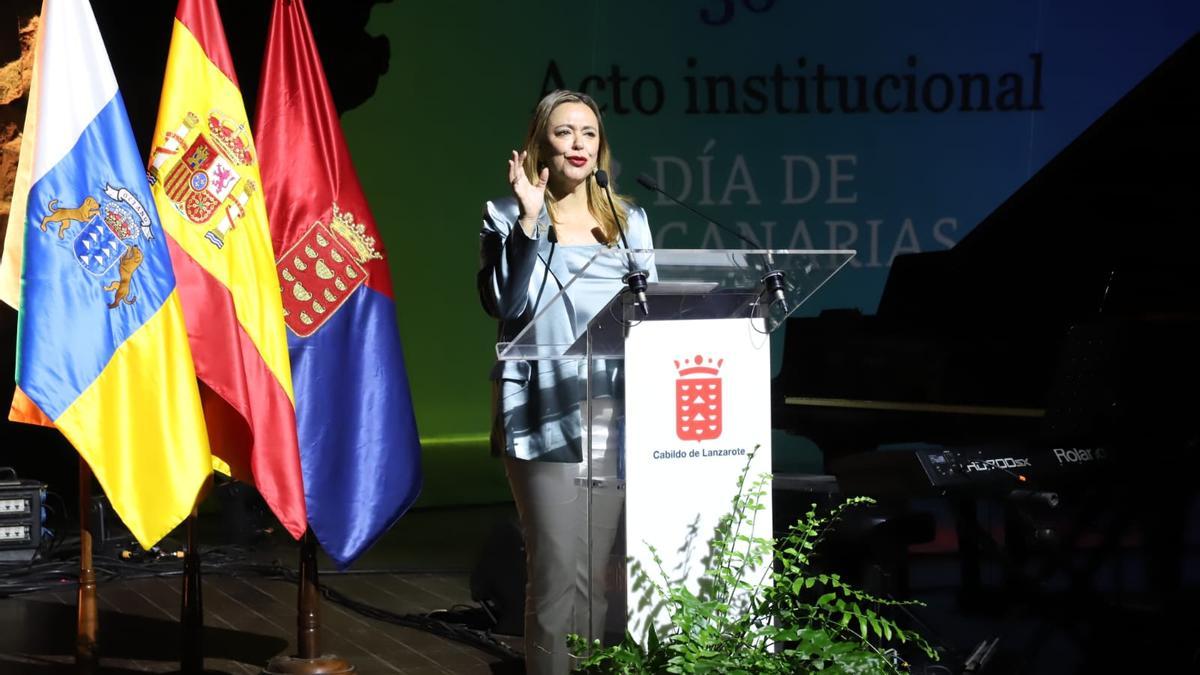 María Dolores Corujo durante su intervención en el acto institucional por el Día de Canarias en Jameos del Agua.