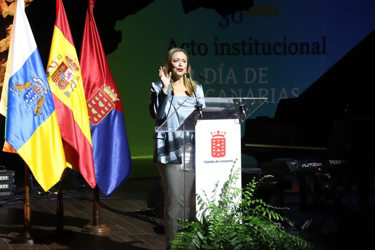 María Dolores Corujo durante su intervención en el acto institucional por el Día de Canarias en Jameos del Agua.