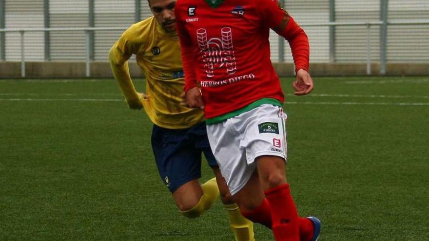 Un jugador del Estradense conduce el balón durante un partido reciente. // Ana Bazal/Bernabé