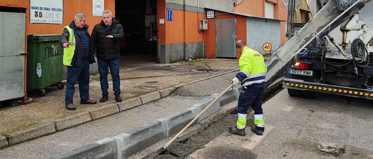 El alcalde, Luis Piña, supervisa las obras de urbanización que permiten legalizar el parque empresarial.