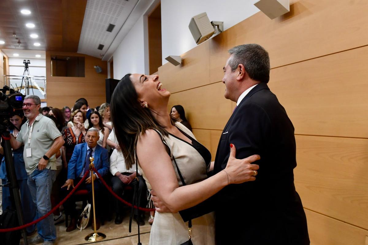 La exconsejera saliente Sara Rubira ríe con su sustituto, Joaquín Buendía.