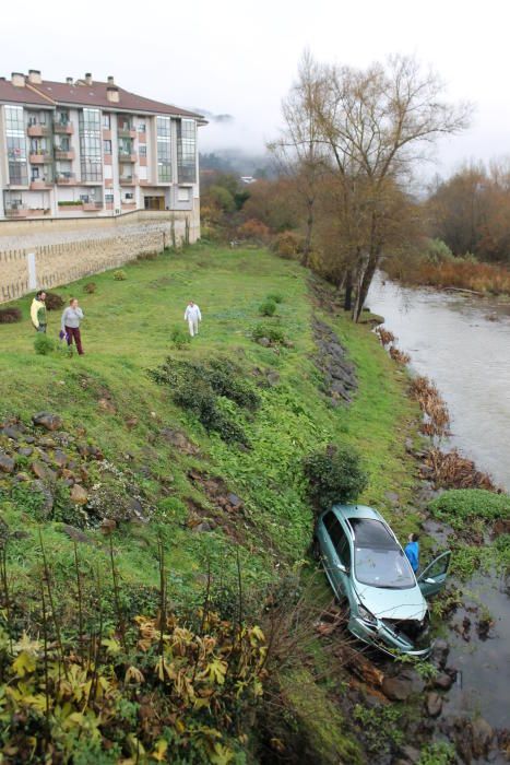 Cae un coche al río en Grado