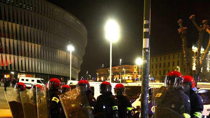 Agentes de la Ertzaintza el jueves en los aledaños de San Mamés.