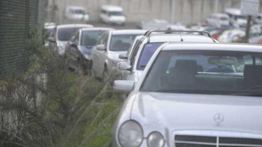 Vehículos mal estacionados en la avenida del Butano. / víctor echave