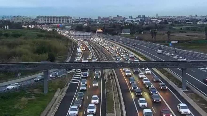 Un accidente en la V-21 colapsa la salida de València
