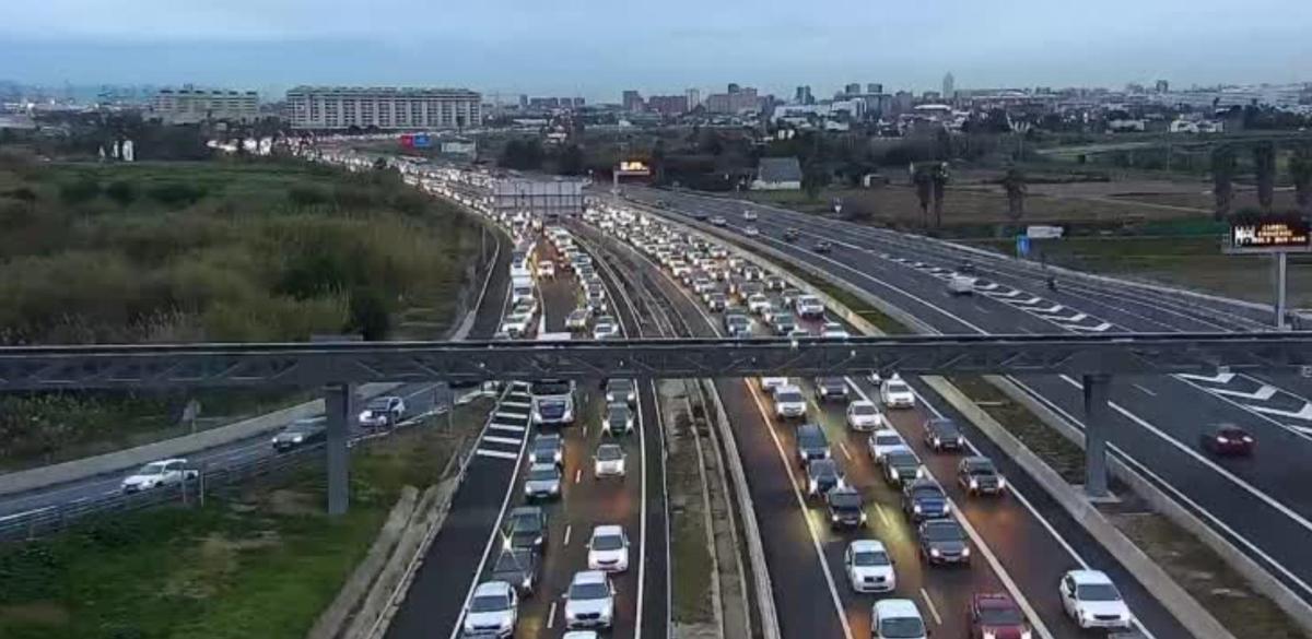 El accidente en la V-21 ocupa el carril centra y el izquierdo en la salida de València
