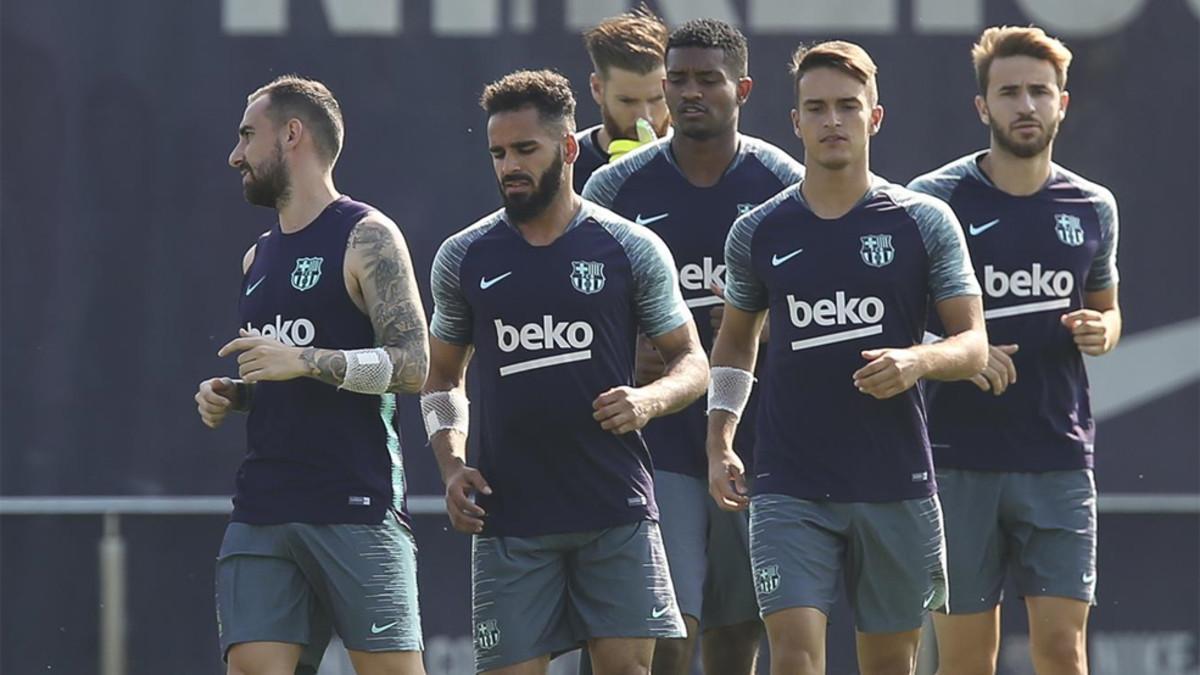 Sergi Samper (primero por la derecha) pudo entrenarse con sus compañeros en el arranque del Barça 2017/18