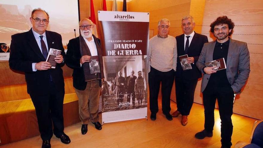 Desde la izqda., Luis Campos, presidente del Colegio Médico; Ricardo Gurriarán; Javier del Valle-Inclán Alsina, nieto del autor; Valentín García; y Henrique Alvarellos. // M.G. Brea