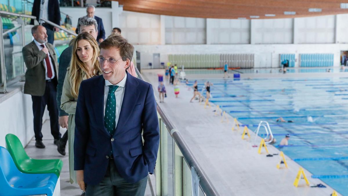 El alcalde de Madrid, José Luis Martínez-Almeida, en la piscina cubierta Francisco Fernández Ochoa.