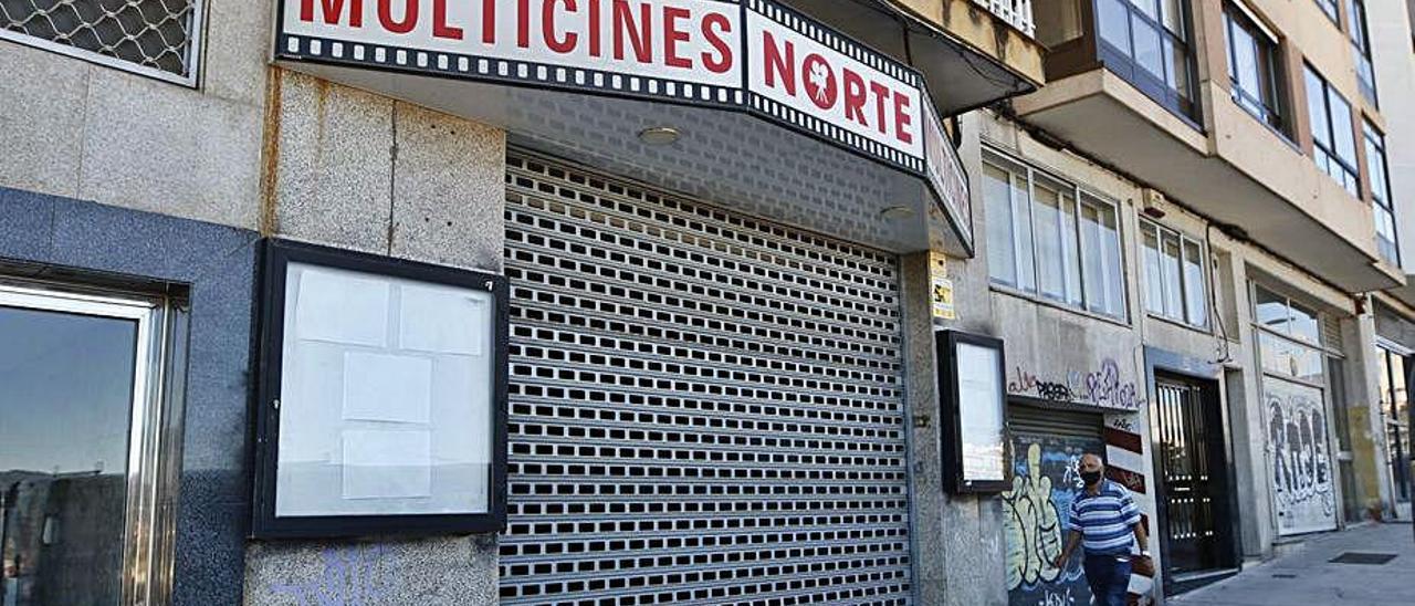 Entrada de Multicines Norte, que permanecen cerrados.