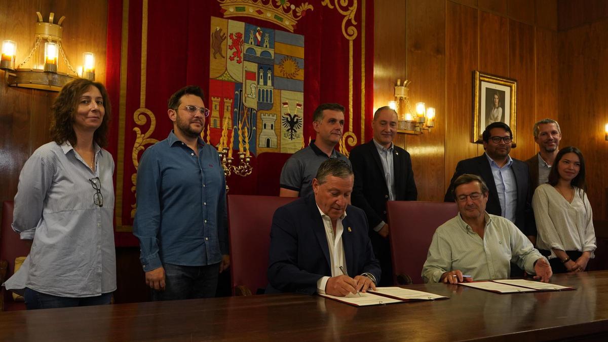 Firma del acuerdo de colaboración ente la Diputación de Zamora y la Fundación Talento 58