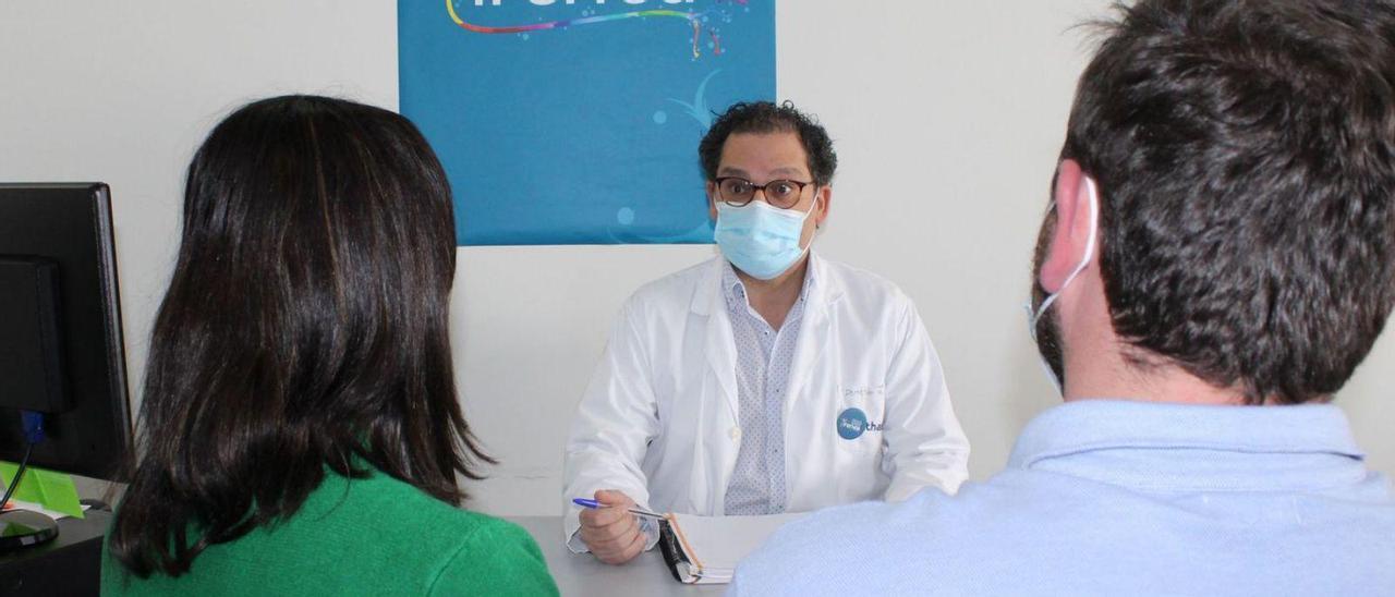 Una pareja recibe información en la consulta del rehabilitador Pablo Villarino.