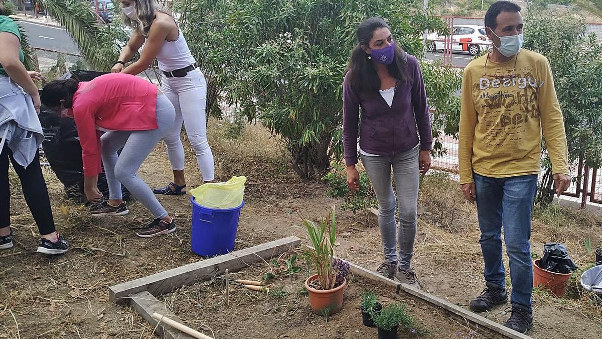 La concejala Belén Hidalgo, segunda a la derecha, con profesores y alumnos del centro. | | LP/DLP