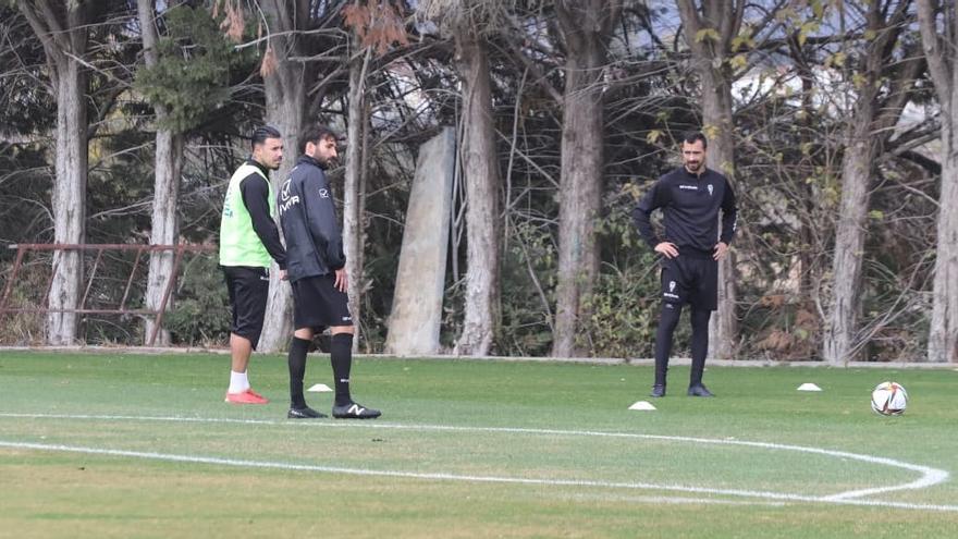 De izquierda a derecha, Viedma, Bernal y De las Cuevas, en la parte final del entrenamiento del Córdoba CF, este miércoles.