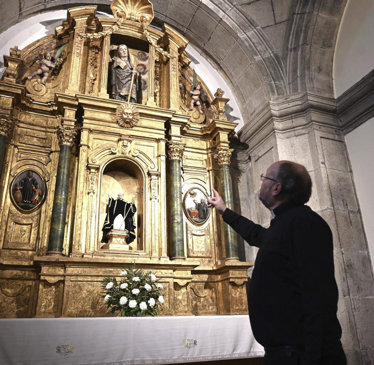 El párroco muestra la ubicación original de la Virgen Blanca, sobre el retablo central. | RAFA VÁZQUEZ