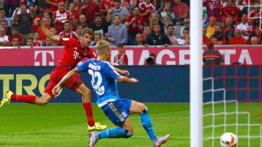 Müller hace uno de sus dos goles al Hamburgo.