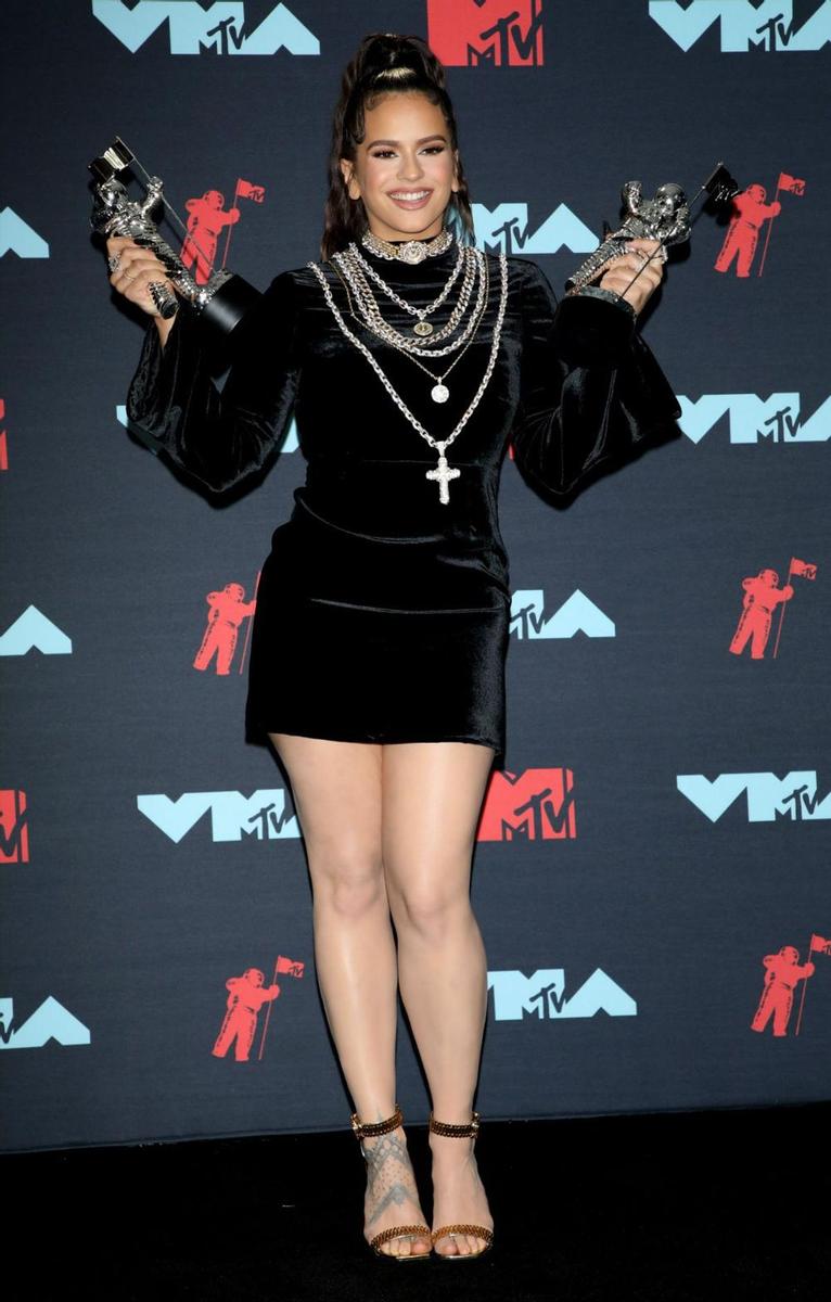 Rosalía con minivestido negro para posar con sus dos premios MTV VMA's 2019