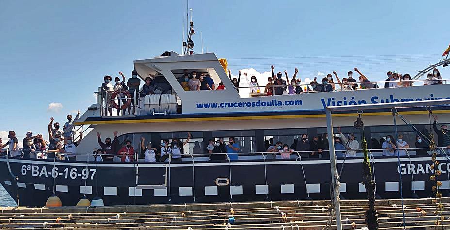 Uno de los catamaranes de Cruceros del Ulla, abarloado a una batea.