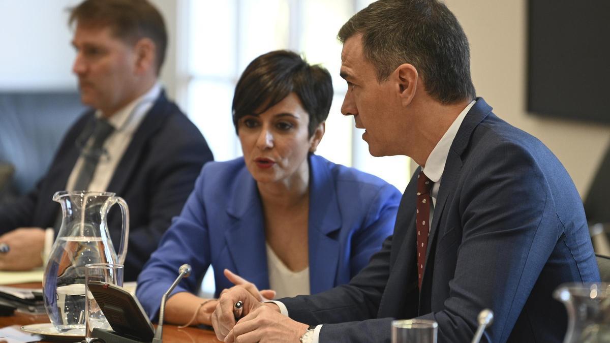 La ministra Isabel Rodríguez con Pedro Sánchez en una reunión ayer con el sector inmobiliario.