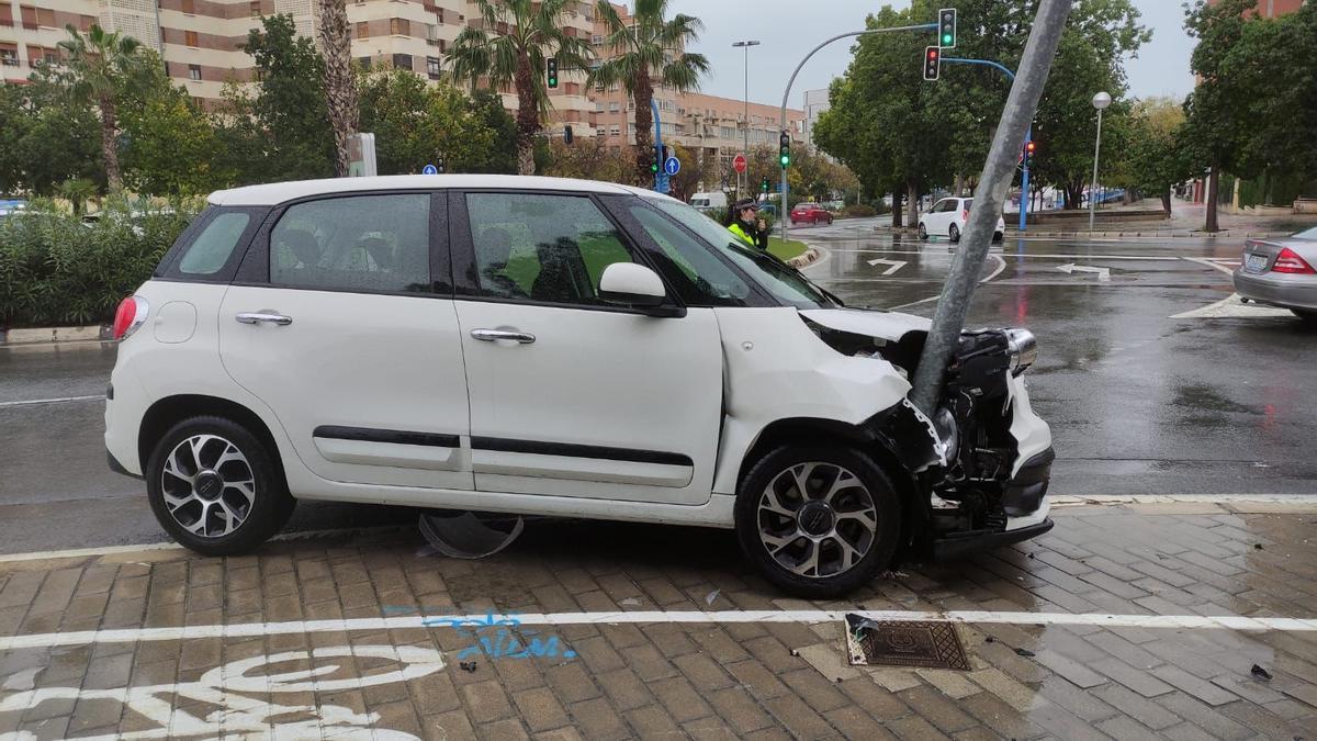 El coche estrellado contra una farola en Alicante.